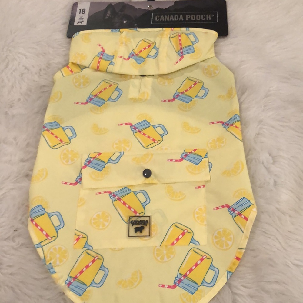 Canada Pooch “Pick Me” Poncho NWT